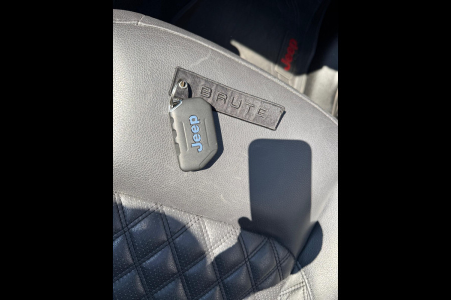 Jeep Wrangler BRUTE Richmond Sahara 4xe 380 | Hardtop/Soft top | Skyview