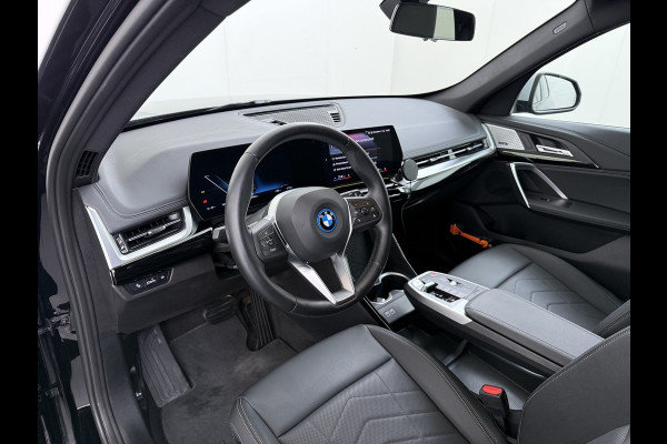BMW iX1 xDrive30 313PK 4WD M-Pack Launch Edition SOH 100% Leder Harman/Kardon®-Audio Android Auto Apple Carplay Camera Adaptief onderste AWD Live Cockpit Plus Privacy Glas Led Elek.Achterklep Lmv 19" Isofix DAB Origineel Nederlandse Auto