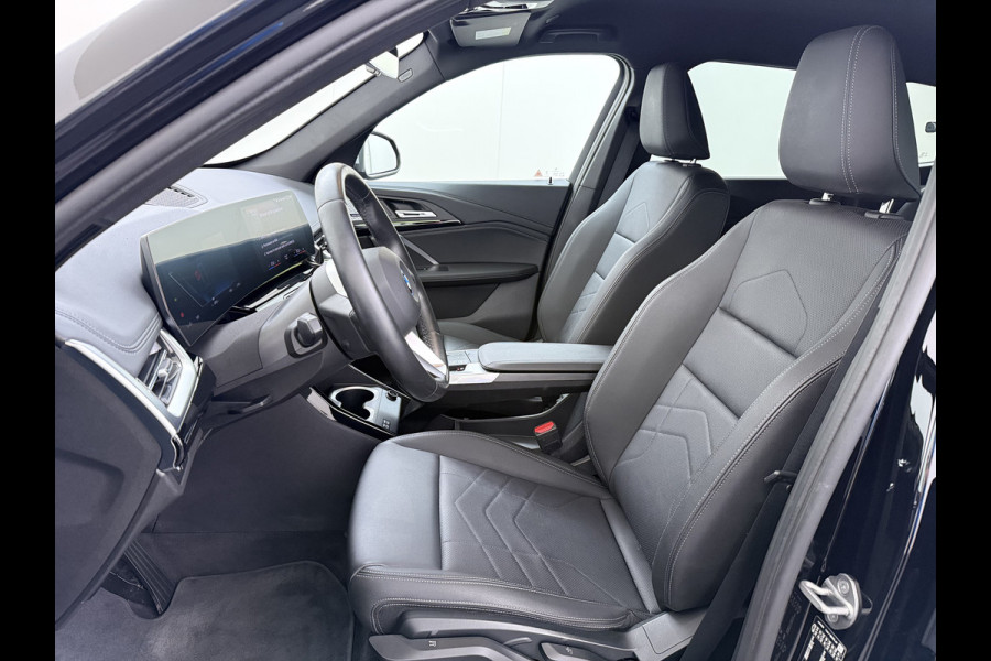 BMW iX1 xDrive30 313PK 4WD M-Pack Launch Edition SOH 100% Leder Harman/Kardon®-Audio Android Auto Apple Carplay Camera Adaptief onderste AWD Live Cockpit Plus Privacy Glas Led Elek.Achterklep Lmv 19" Isofix DAB Origineel Nederlandse Auto