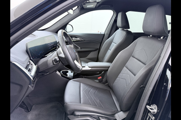 BMW iX1 xDrive30 313PK 4WD M-Pack Launch Edition SOH 100% Leder Harman/Kardon®-Audio Android Auto Apple Carplay Camera Adaptief onderste AWD Live Cockpit Plus Privacy Glas Led Elek.Achterklep Lmv 19" Isofix DAB Origineel Nederlandse Auto