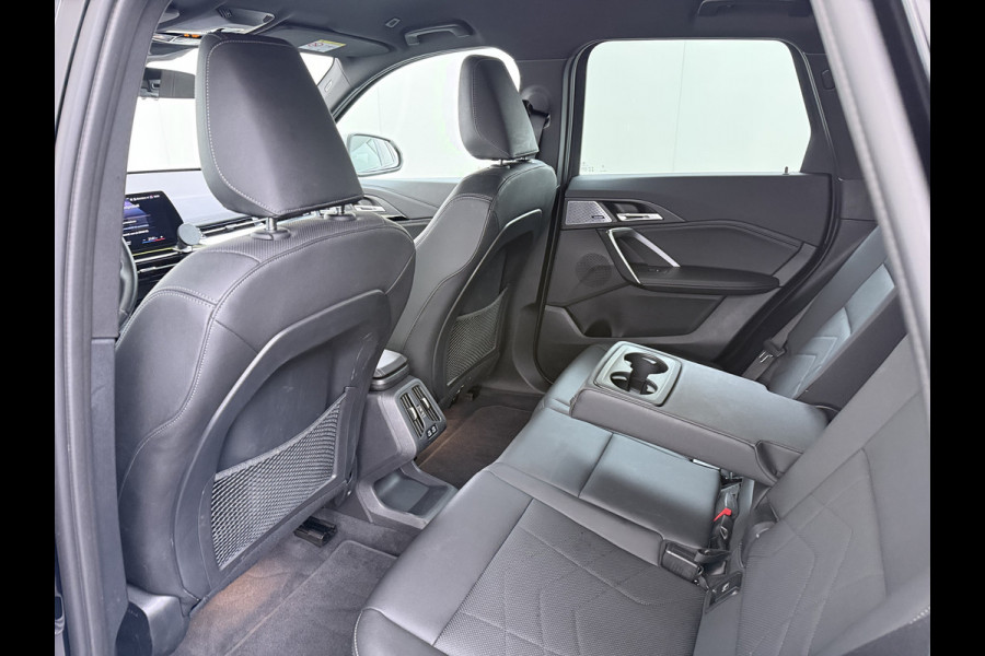 BMW iX1 xDrive30 313PK 4WD M-Pack Launch Edition SOH 100% Leder Harman/Kardon®-Audio Android Auto Apple Carplay Camera Adaptief onderste AWD Live Cockpit Plus Privacy Glas Led Elek.Achterklep Lmv 19" Isofix DAB Origineel Nederlandse Auto