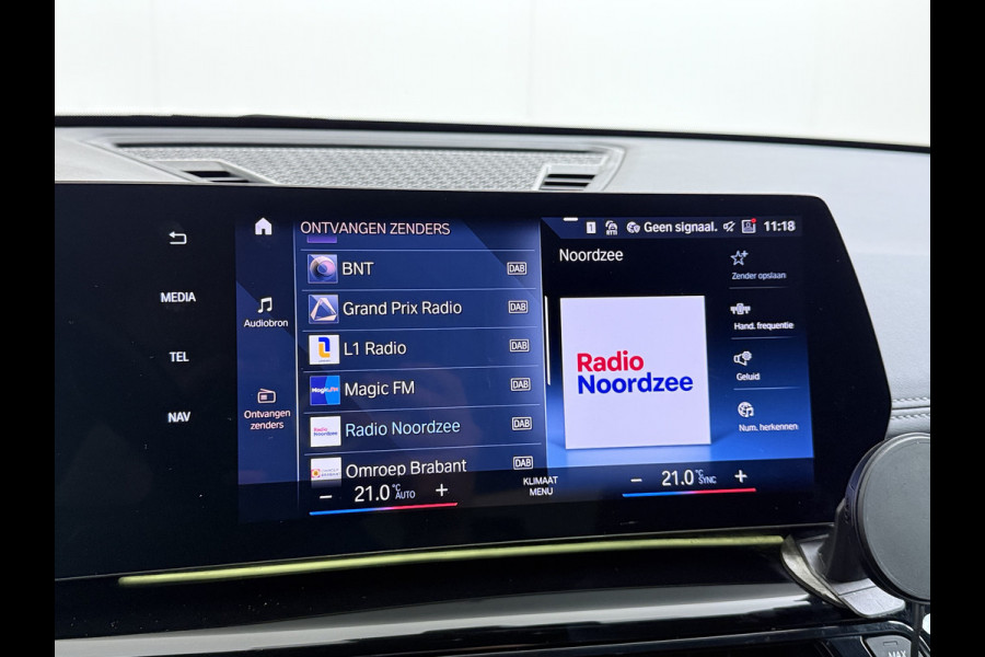 BMW iX1 xDrive30 313PK 4WD M-Pack Launch Edition SOH 100% Leder Harman/Kardon®-Audio Android Auto Apple Carplay Camera Adaptief onderste AWD Live Cockpit Plus Privacy Glas Led Elek.Achterklep Lmv 19" Isofix DAB Origineel Nederlandse Auto