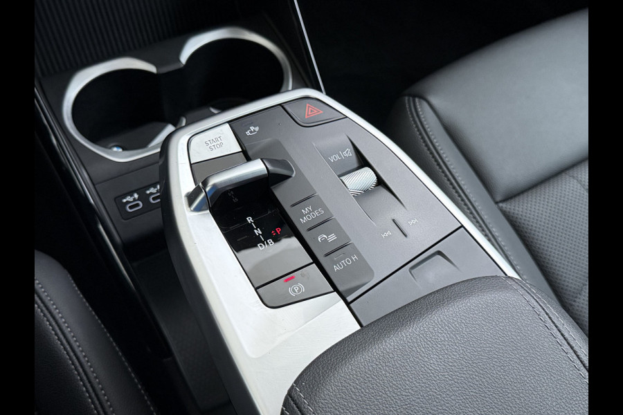 BMW iX1 xDrive30 313PK 4WD M-Pack Launch Edition SOH 100% Leder Harman/Kardon®-Audio Android Auto Apple Carplay Camera Adaptief onderste AWD Live Cockpit Plus Privacy Glas Led Elek.Achterklep Lmv 19" Isofix DAB Origineel Nederlandse Auto