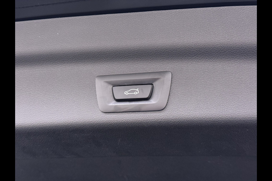 BMW iX1 xDrive30 313PK 4WD M-Pack Launch Edition SOH 100% Leder Harman/Kardon®-Audio Android Auto Apple Carplay Camera Adaptief onderste AWD Live Cockpit Plus Privacy Glas Led Elek.Achterklep Lmv 19" Isofix DAB Origineel Nederlandse Auto