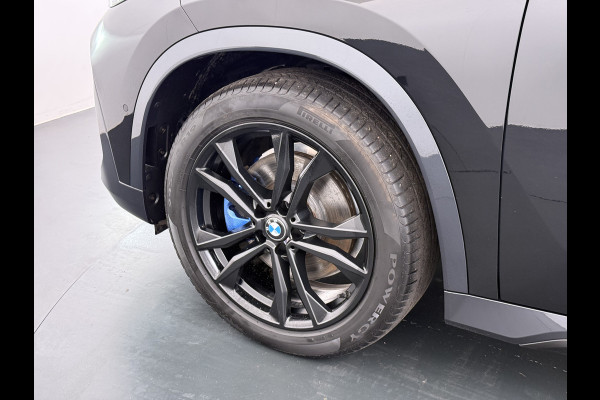 BMW iX1 xDrive30 313PK 4WD M-Pack Launch Edition SOH 100% Leder Harman/Kardon®-Audio Android Auto Apple Carplay Camera Adaptief onderste AWD Live Cockpit Plus Privacy Glas Led Elek.Achterklep Lmv 19" Isofix DAB Origineel Nederlandse Auto