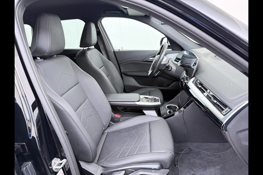 BMW iX1 xDrive30 313PK 4WD M-Pack Launch Edition SOH 100% Leder Harman/Kardon®-Audio Android Auto Apple Carplay Camera Adaptief onderste AWD Live Cockpit Plus Privacy Glas Led Elek.Achterklep Lmv 19" Isofix DAB Origineel Nederlandse Auto