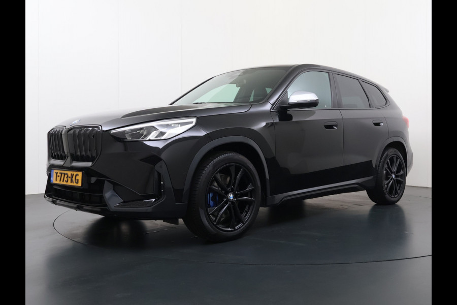 BMW iX1 xDrive30 313PK 4WD M-Pack Launch Edition SOH 100% Leder Harman/Kardon®-Audio Android Auto Apple Carplay Camera Adaptief onderste AWD Live Cockpit Plus Privacy Glas Led Elek.Achterklep Lmv 19" Isofix DAB Origineel Nederlandse Auto