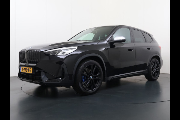 BMW iX1 xDrive30 313PK 4WD M-Pack Launch Edition SOH 100% Leder Harman/Kardon®-Audio Android Auto Apple Carplay Camera Adaptief onderste AWD Live Cockpit Plus Privacy Glas Led Elek.Achterklep Lmv 19" Isofix DAB Origineel Nederlandse Auto