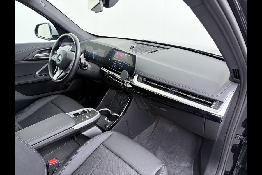 BMW iX1 xDrive30 313PK 4WD M-Pack Launch Edition SOH 100% Leder Harman/Kardon®-Audio Android Auto Apple Carplay Camera Adaptief onderste AWD Live Cockpit Plus Privacy Glas Led Elek.Achterklep Lmv 19" Isofix DAB Origineel Nederlandse Auto