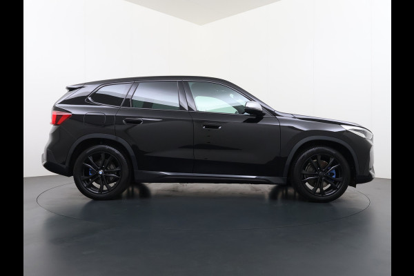 BMW iX1 xDrive30 313PK 4WD M-Pack Launch Edition SOH 100% Leder Harman/Kardon®-Audio Android Auto Apple Carplay Camera Adaptief onderste AWD Live Cockpit Plus Privacy Glas Led Elek.Achterklep Lmv 19" Isofix DAB Origineel Nederlandse Auto