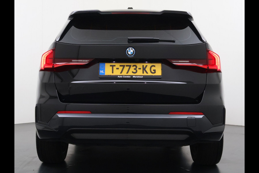 BMW iX1 xDrive30 313PK 4WD M-Pack Launch Edition SOH 100% Leder Harman/Kardon®-Audio Android Auto Apple Carplay Camera Adaptief onderste AWD Live Cockpit Plus Privacy Glas Led Elek.Achterklep Lmv 19" Isofix DAB Origineel Nederlandse Auto