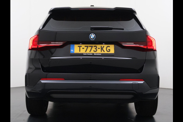 BMW iX1 xDrive30 313PK 4WD M-Pack Launch Edition SOH 100% Leder Harman/Kardon®-Audio Android Auto Apple Carplay Camera Adaptief onderste AWD Live Cockpit Plus Privacy Glas Led Elek.Achterklep Lmv 19" Isofix DAB Origineel Nederlandse Auto