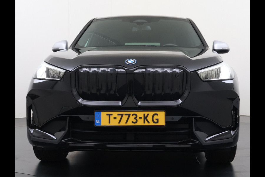 BMW iX1 xDrive30 313PK 4WD M-Pack Launch Edition SOH 100% Leder Harman/Kardon®-Audio Android Auto Apple Carplay Camera Adaptief onderste AWD Live Cockpit Plus Privacy Glas Led Elek.Achterklep Lmv 19" Isofix DAB Origineel Nederlandse Auto