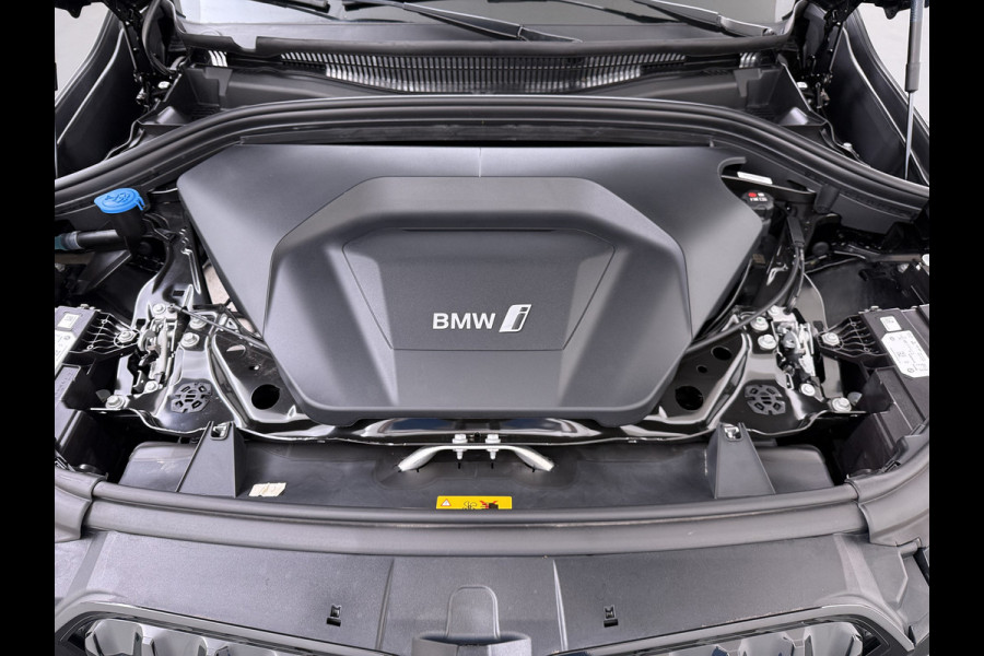 BMW iX1 xDrive30 313PK 4WD M-Pack Launch Edition SOH 100% Leder Harman/Kardon®-Audio Android Auto Apple Carplay Camera Adaptief onderste AWD Live Cockpit Plus Privacy Glas Led Elek.Achterklep Lmv 19" Isofix DAB Origineel Nederlandse Auto