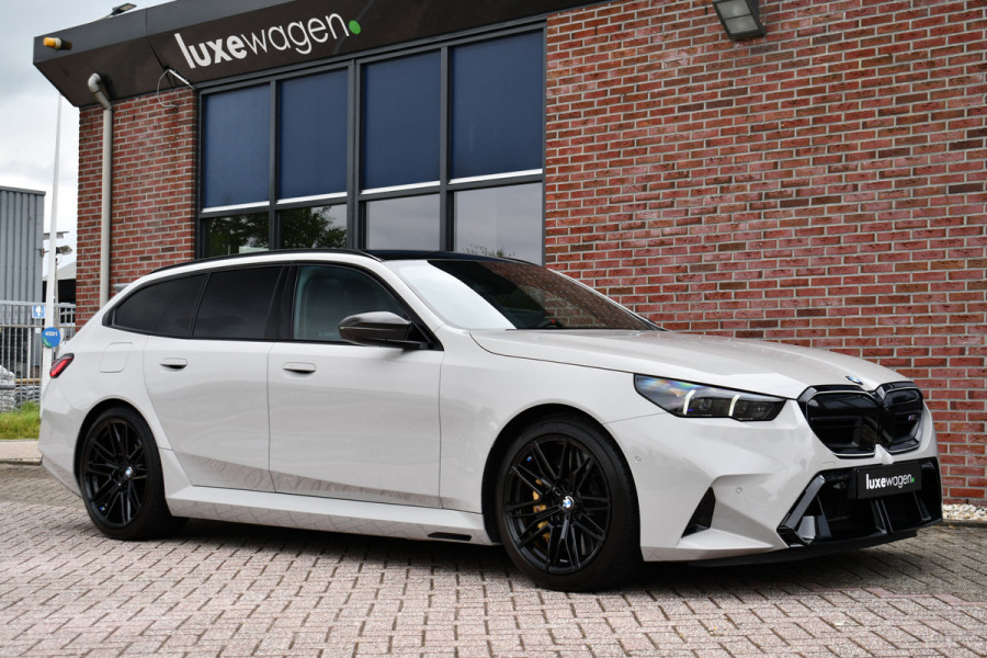 BMW M5 Touring | Chalk Individual | Ultimate Pack | Keramisch | Pano | Trekh | B&W | DA+