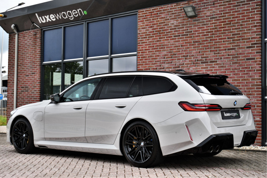 BMW M5 Touring | Chalk Individual | Ultimate Pack | Keramisch | Pano | Trekh | B&W | DA+