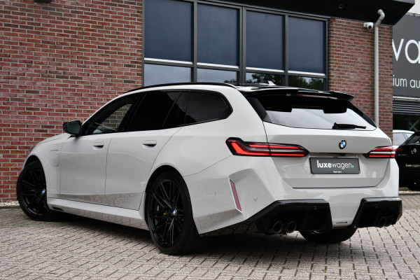 BMW M5 Touring | Chalk Individual | Ultimate Pack | Keramisch | Pano | Trekh | B&W | DA+