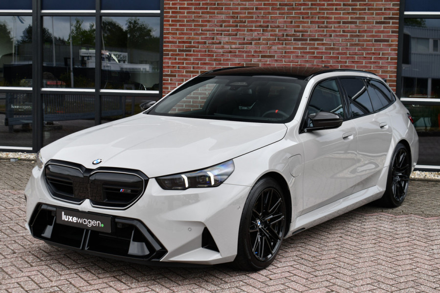 BMW M5 Touring | Chalk Individual | Ultimate Pack | Keramisch | Pano | Trekh | B&W | DA+