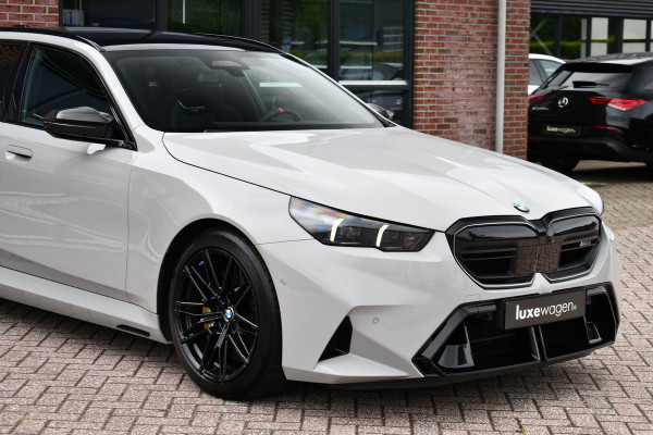 BMW M5 Touring | Chalk Individual | Ultimate Pack | Keramisch | Pano | Trekh | B&W | DA+