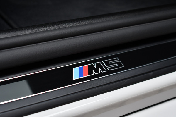 BMW M5 Touring | Chalk Individual | Ultimate Pack | Keramisch | Pano | Trekh | B&W | DA+