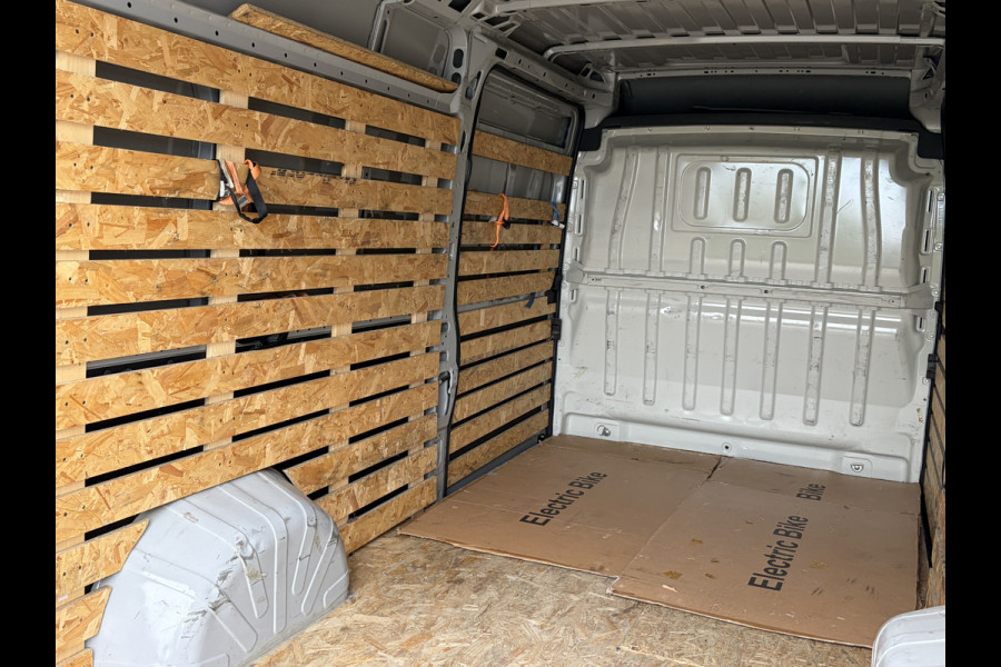 Peugeot Boxer 2.2 BlueHDi 180PK Euro6 L4H2 3.5t Zwaar ✓ 3-zits ✓ Trekhaak 3.000 KG ✓ dubbele schuifdeur