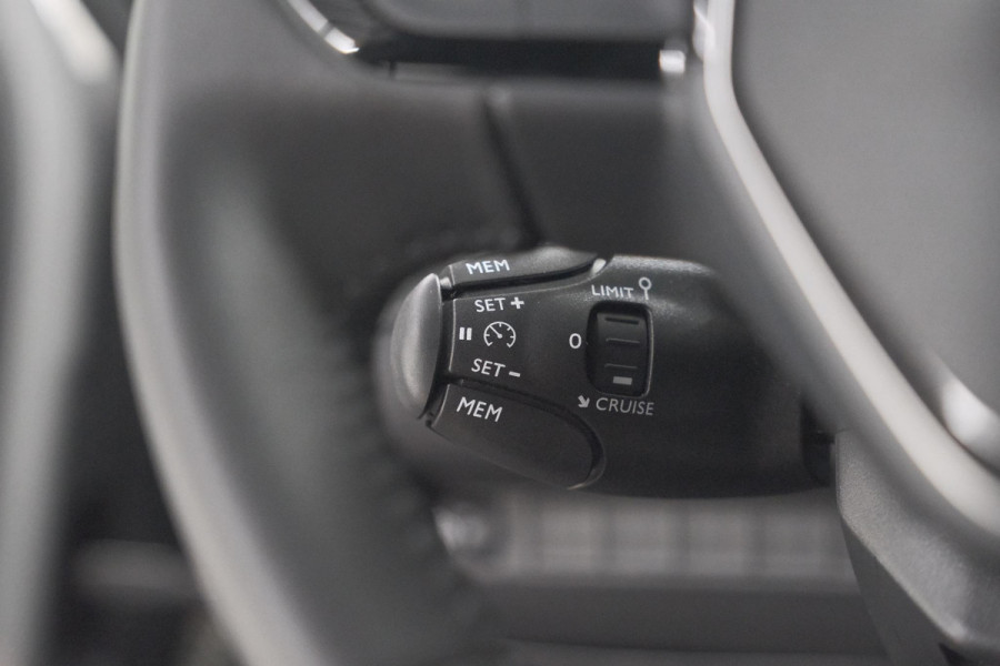 Peugeot 2008 1.2 Hybrid 145 Allure | Apple Carplay | Climate Control | Parkeersensoren Voor + Achter