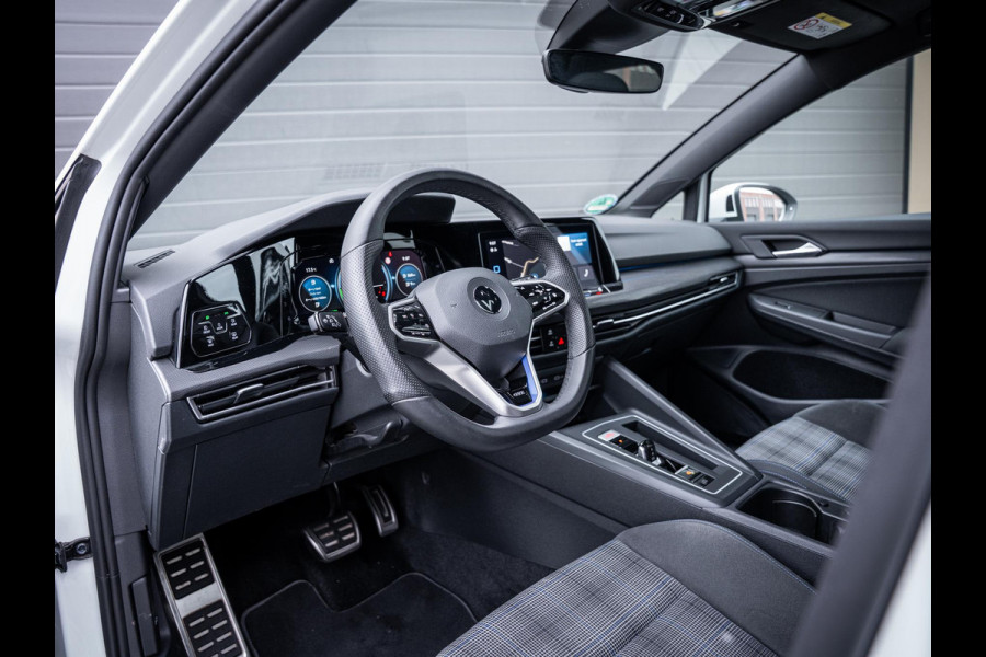 Volkswagen Golf 8 1.4 eHybrid GTE - Pano l Camera l Carplay