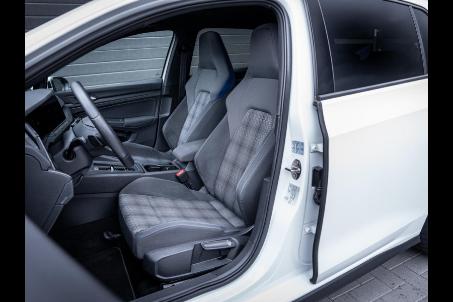 Volkswagen Golf 8 1.4 eHybrid GTE - Pano l Camera l Carplay