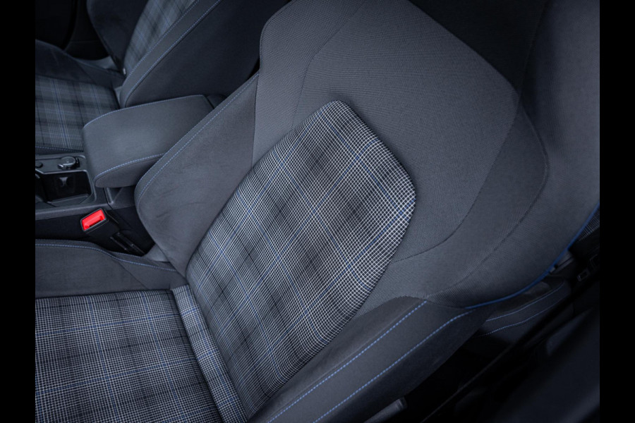Volkswagen Golf 8 1.4 eHybrid GTE - Pano l Camera l Carplay