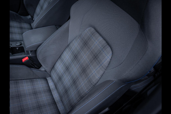 Volkswagen Golf 8 1.4 eHybrid GTE - Pano l Camera l Carplay