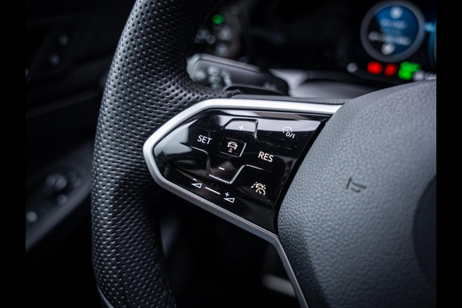 Volkswagen Golf 8 1.4 eHybrid GTE - Pano l Camera l Carplay