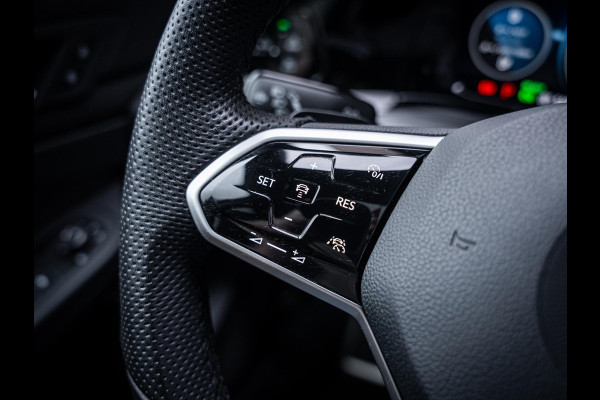 Volkswagen Golf 8 1.4 eHybrid GTE - Pano l Camera l Carplay