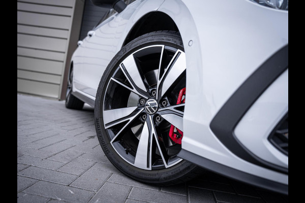 Volkswagen Golf 8 1.4 eHybrid GTE - Pano l Camera l Carplay