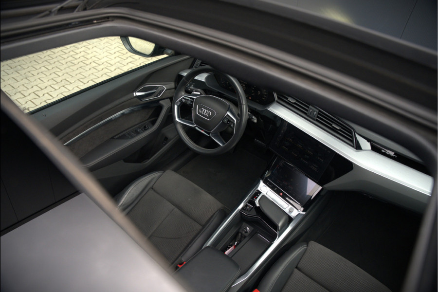 Audi e-tron e-tron 50 quattro Launch edition Black 71 kWh | Black Edition | Panoramadak | Memory Seat | Luchtvering | Adaptive Cruise Control | Keyless | Matrix LED | Trekhaak | Stoelverwarming | NAP |