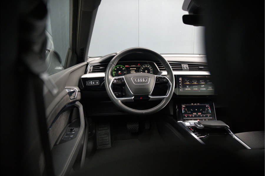 Audi e-tron e-tron 50 quattro Launch edition Black 71 kWh | Black Edition | Panoramadak | Memory Seat | Luchtvering | Adaptive Cruise Control | Keyless | Matrix LED | Trekhaak | Stoelverwarming | NAP |
