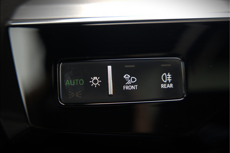 Audi e-tron e-tron 50 quattro Launch edition Black 71 kWh | Black Edition | Panoramadak | Memory Seat | Luchtvering | Adaptive Cruise Control | Keyless | Matrix LED | Trekhaak | Stoelverwarming | NAP |