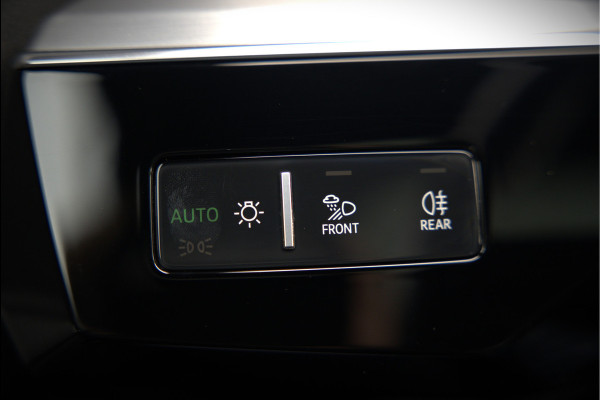 Audi e-tron e-tron 50 quattro Launch edition Black 71 kWh | Black Edition | Panoramadak | Memory Seat | Luchtvering | Adaptive Cruise Control | Keyless | Matrix LED | Trekhaak | Stoelverwarming | NAP |
