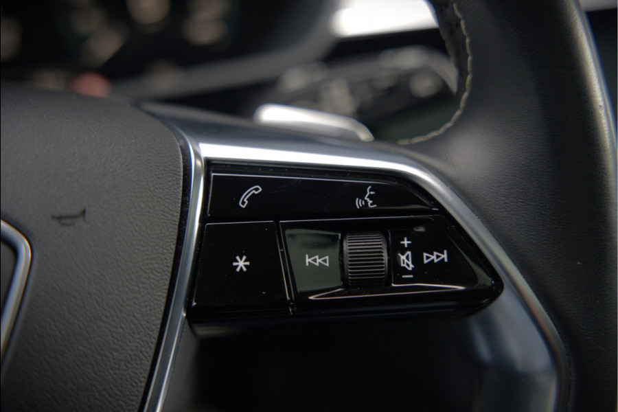 Audi e-tron e-tron 50 quattro Launch edition Black 71 kWh | Black Edition | Panoramadak | Memory Seat | Luchtvering | Adaptive Cruise Control | Keyless | Matrix LED | Trekhaak | Stoelverwarming | NAP |