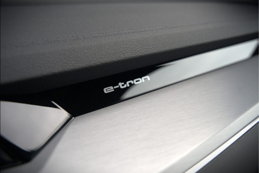 Audi e-tron e-tron 50 quattro Launch edition Black 71 kWh | Black Edition | Panoramadak | Memory Seat | Luchtvering | Adaptive Cruise Control | Keyless | Matrix LED | Trekhaak | Stoelverwarming | NAP |