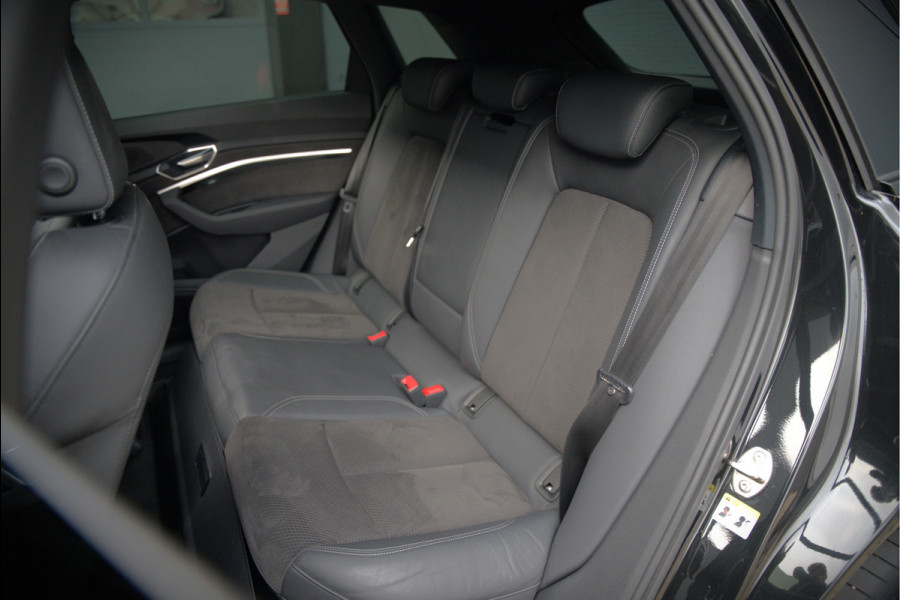 Audi e-tron e-tron 50 quattro Launch edition Black 71 kWh | Black Edition | Panoramadak | Memory Seat | Luchtvering | Adaptive Cruise Control | Keyless | Matrix LED | Trekhaak | Stoelverwarming | NAP |