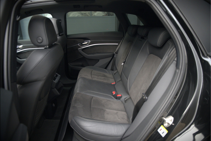 Audi e-tron e-tron 50 quattro Launch edition Black 71 kWh | Black Edition | Panoramadak | Memory Seat | Luchtvering | Adaptive Cruise Control | Keyless | Matrix LED | Trekhaak | Stoelverwarming | NAP |