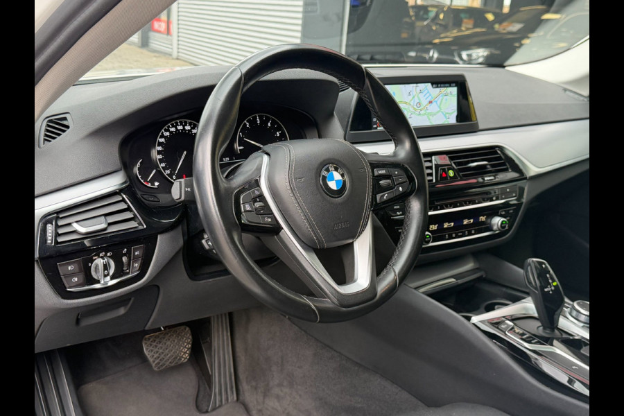 BMW 5 Serie Touring 520i Executive - Panorama dak -Schuifdak I Navigatie I Airco I LED I PDC I Sport pakket I Dealer onderhouden