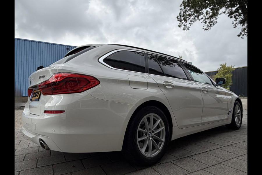 BMW 5 Serie Touring 520i Executive - Panorama dak -Schuifdak I Navigatie I Airco I LED I PDC I Sport pakket I Dealer onderhouden