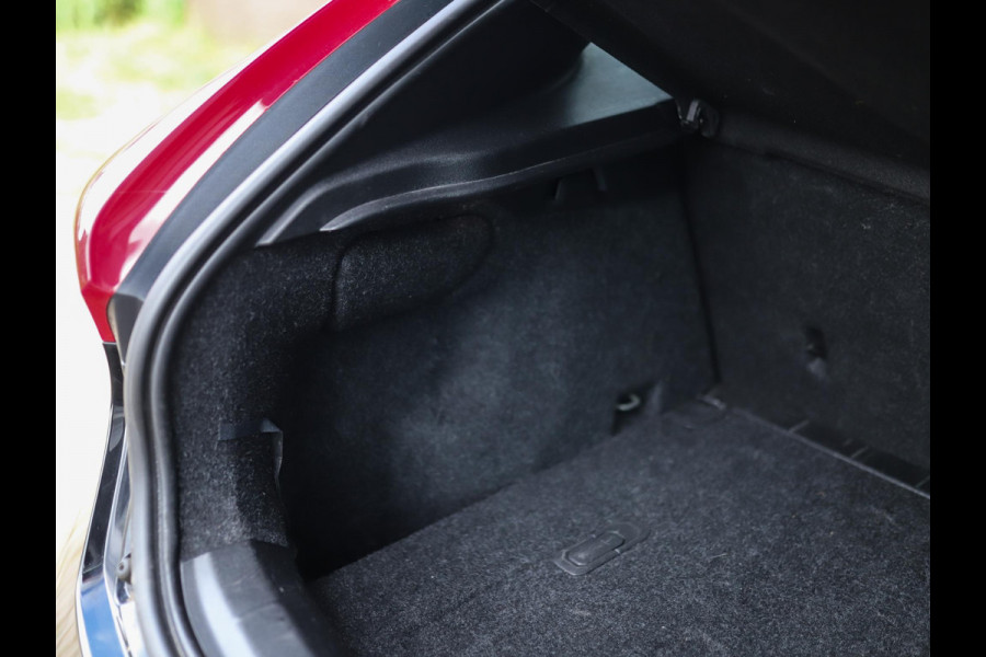Volvo V40 2.0 D3 R-Design | BTW | Stoelverw. | Camera | Full-LED | Navi