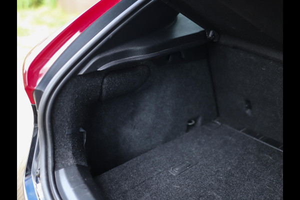 Volvo V40 2.0 D3 R-Design | BTW | Stoelverw. | Camera | Full-LED | Navi