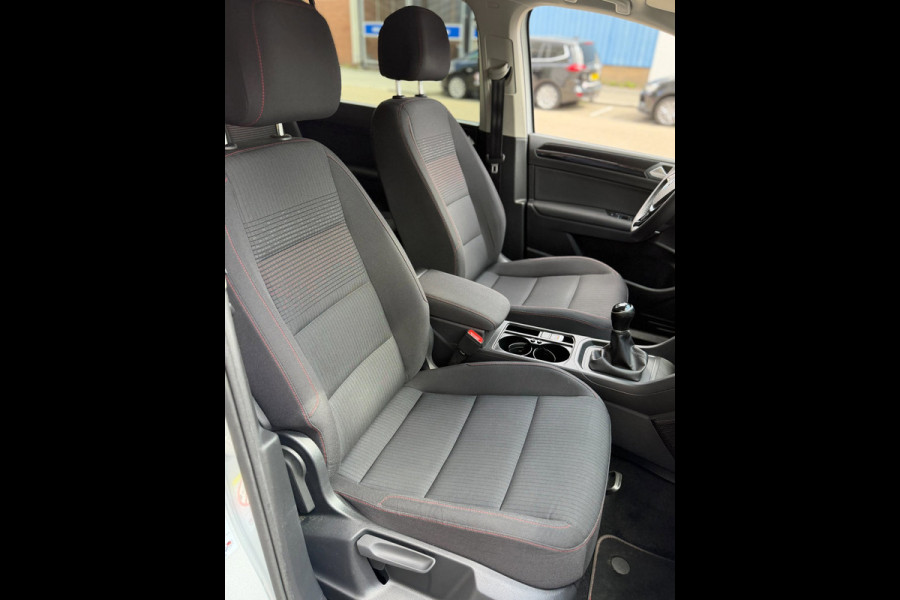 Volkswagen Touran 1.2 TSI Sound BlueMotion Tech - Apple CarPlay / Navigatie I Airco I PDC I Veiligheid pakket I Dealer onderhouden