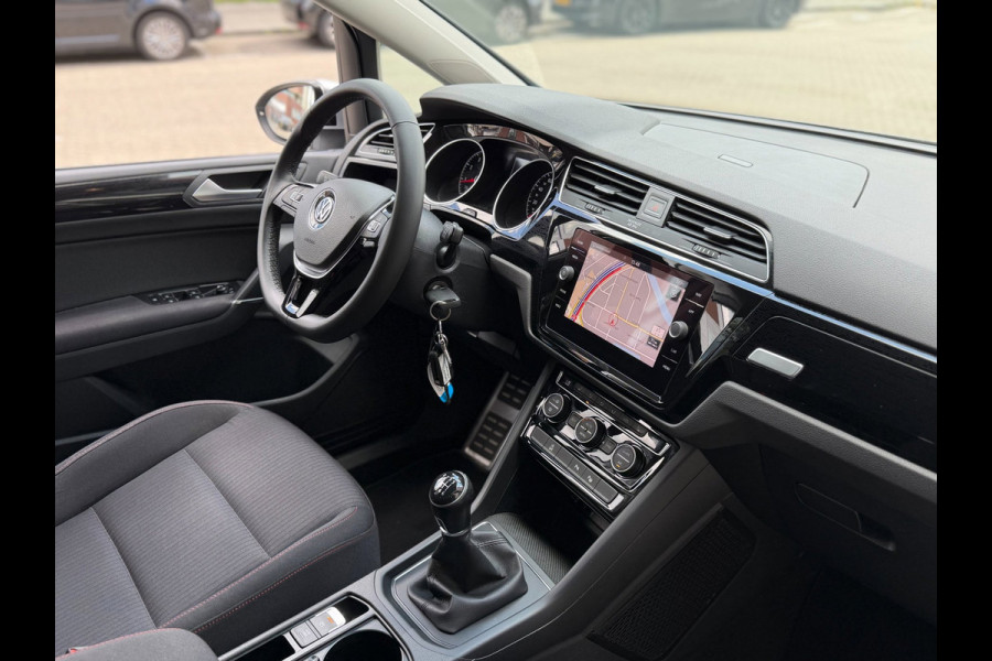 Volkswagen Touran 1.2 TSI Sound BlueMotion Tech - Apple CarPlay / Navigatie I Airco I PDC I Veiligheid pakket I Dealer onderhouden
