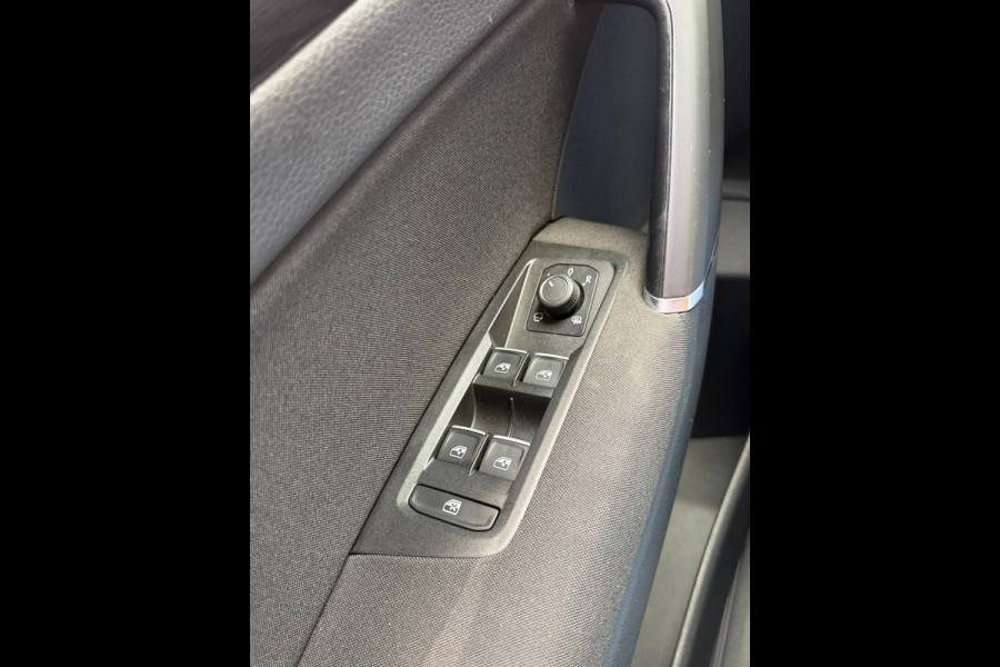 Volkswagen Touran 1.2 TSI Sound BlueMotion Tech - Apple CarPlay / Navigatie I Airco I PDC I Veiligheid pakket I Dealer onderhouden