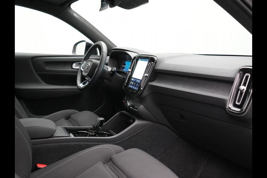 Volvo XC40 Ultimate Recharge Pure 69 kWh 231pk Dealer O.H. | Trekhaak Af Fabriek | Panodak | Adaptive Cruise | 360 Camera | Harman / Kardon | Sportstoelen Memory & Verwarmd | Warmtepomp | Keyless | Blis | Stuur Verwarmd | Google Assistent | DAB |
