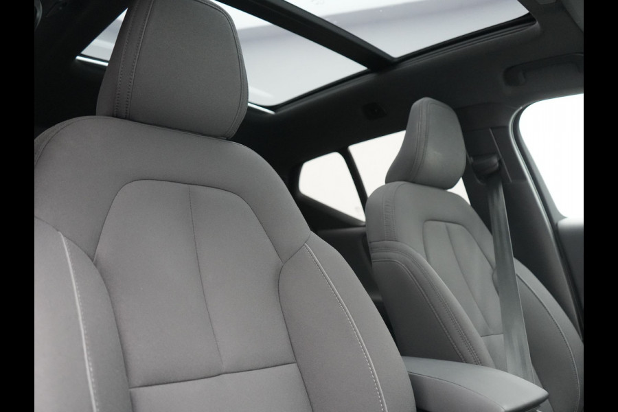 Volvo XC40 Ultimate Recharge Pure 69 kWh 231pk Dealer O.H. | Trekhaak Af Fabriek | Panodak | Adaptive Cruise | 360 Camera | Harman / Kardon | Sportstoelen Memory & Verwarmd | Warmtepomp | Keyless | Blis | Stuur Verwarmd | Google Assistent | DAB |